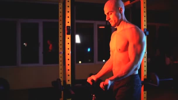 Bello istruttore di fitness che fa esercizi con bande di resistenza — Video Stock