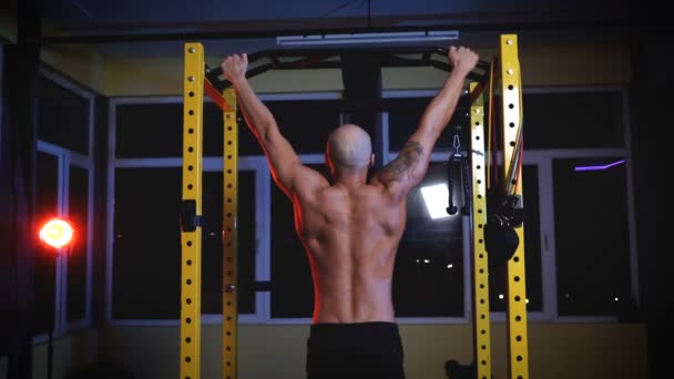 Vista posterior del hombre musculoso haciendo ejercicio pull up — Vídeos de Stock