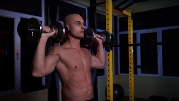 Bodybuilder macht Kopfpresse mit Hanteln im Sportverein — Stockvideo