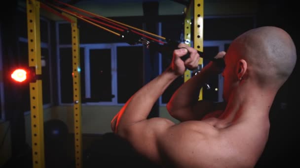 Athlétisme jeune homme fitness modèle entraînement bras muscles biceps dans la salle de gym — Video