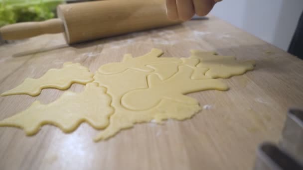 Gros plan des mains des femmes coupant la pâte à pâte courte croûte sur la table — Video