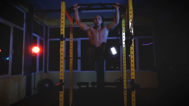 Pemuda yang melakukan Hanging Leg Raises Latihan Untuk Abs — Stok Video