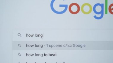 Sofya, Bulgaristan - 24 03 2021: Google arama- Covid aşısı ne kadar sürüyor