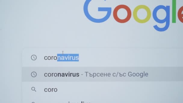 Σόφια, Βουλγαρία - 24 03 2021: Αναζήτηση Google για ενημερώσεις του coronavirus — Αρχείο Βίντεο