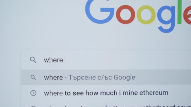 Σόφια, Βουλγαρία - 24 03 2021: Αναζήτηση Google - Πού να αγοράσετε εμβόλιο Covid — Αρχείο Βίντεο