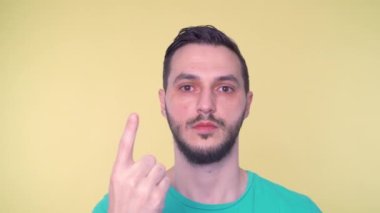 Genç adam parmaklarını sayıyor, kapat.