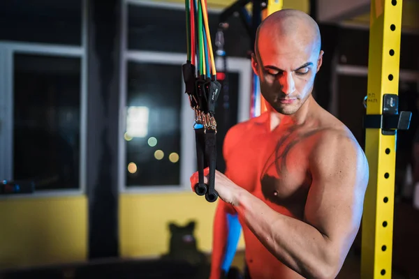 Bodybuilder Trainingsarm mit Widerstandsband lizenzfreie Stockbilder