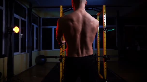 Athletic young man fitness model training back muscles in gym — Stock Video