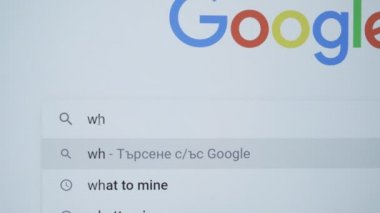 Sofya, Bulgaristan - 24 03 2021: COVID-19 aşı takvimi üzerinde Google araması