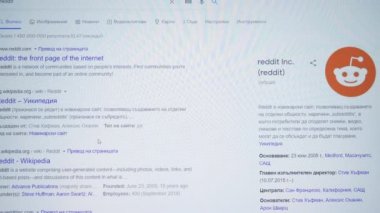 Sofya, Bulgaristan - 24 03 2021: Google arama - reddit. Reddit web sitesinde kaydırılıyor