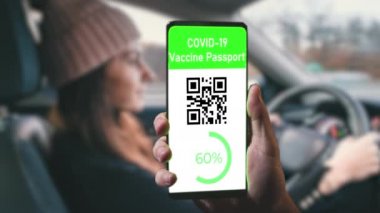 Uluslararası seyahat için aşı pasaportu telefon ekranına yükleniyor