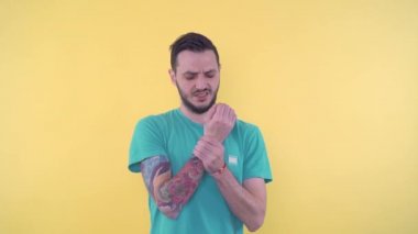 Sportif genç adam bileğini tutuyor ve yaralanıyor. Bilek ağrısı.