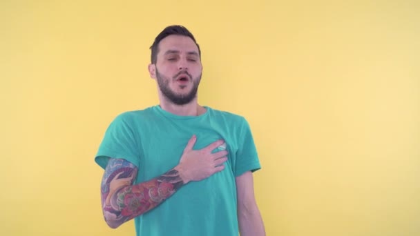 У молодого человека сердечный приступ, удержание груди и затрудненное дыхание — стоковое видео