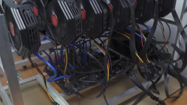 Sofia, Bulgária - 24 03 2021: Bitcoin e criptomoeda gpu mineiro - um computador de mineração. Close-up em várias GPU — Vídeo de Stock