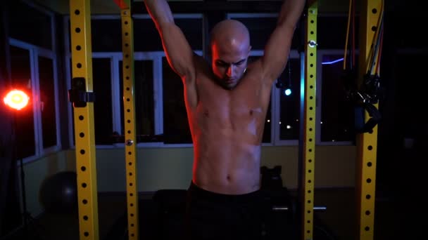 Athletic Man Performing Hanging Leg Raises Abs Latihan — Stok Video