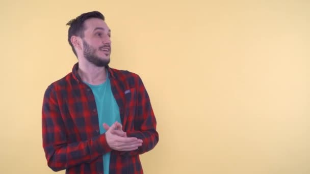 Joven hombre sonriente aplaudiendo diciendo Gracias — Vídeos de Stock