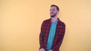 Sıradan genç adam mutlu dans ediyor. 
