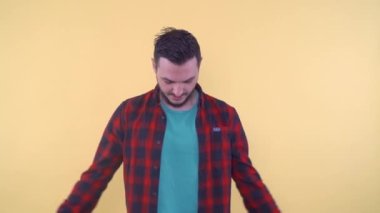  Zaferden mest olan ya da yumruklarını sıkarak kazanan bir adam. Başarı 