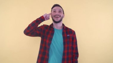 Heyecanlı adamın bir fikri var. Genç adam kamerayı gösteriyor ve kazanmak için alkışlıyor.