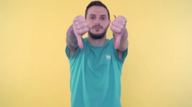 Genç sporcu adam başparmağını kaldırıyor ve hayır için baş parmağını sallıyor.