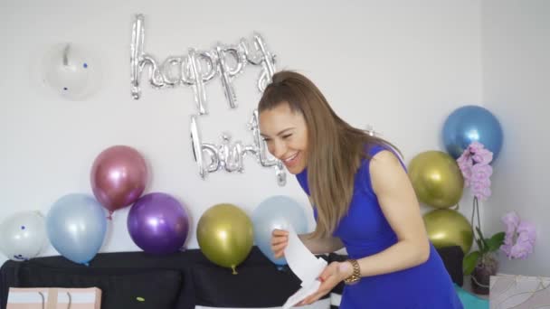 Mutlu güzel doğum günü kadını konfeti bombası açtıktan sonra gülüyor. — Stok video