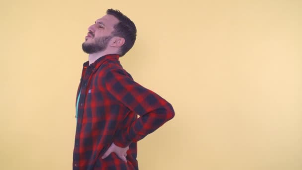 Fiatal férfi a fájdalom a hirtelen hátfájás — Stock videók