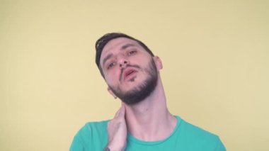 Boyun ağrısı ya da baş ağrısı çeken mutsuz bir adam..