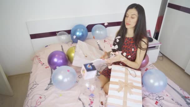 Langzame beweging van verraste vrouw openen confetti bom envelop — Stockvideo