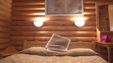 Mutlu bir kadın yatağa telefon fırlatıyor ve elinde uzaktan kumandayla yatağa atlıyor.