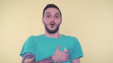 Genç adam boğuluyor. Kalp krizi geçiriyorsun, göğsünü açık tutuyorsun.