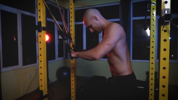 Homem fazendo treino de tríceps com bandas de exercícios no ginásio — Vídeo de Stock