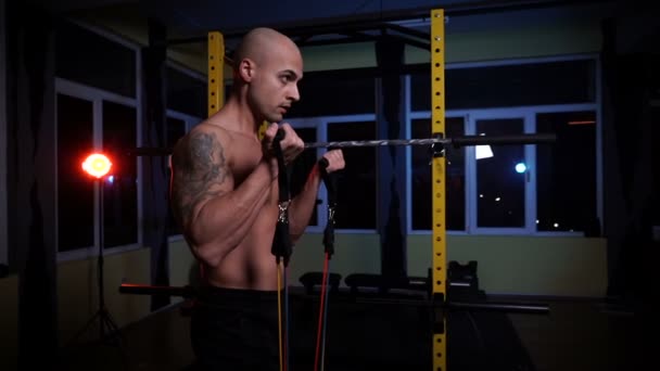 Shirtless bodybuilder träning biceps muskler — Stockvideo