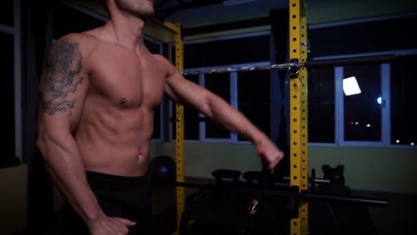 Pembangun tubuh tanpa baju Pelatihan di gym — Stok Video