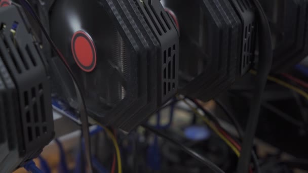 Sofia, Bulgaria - 24 03 2021: Menutup rx580 gpus yang terhubung ke motherboard untuk pertambangan crypto-currency — Stok Video