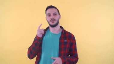 Genç sakallı adam dans ediyor keyfi yerinde