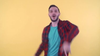 Genç sakallı adam rap yapıyor hip hop hareketleri yapıyor, şarkı söylüyor. 