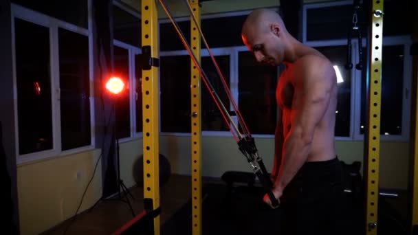 Muskulös manlig bodybuilder träning med tunga vikter för triceps — Stockvideo