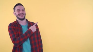 Mutlu adam gülüyor. Kopyalama alanını işaret ettiği için heyecanlı.