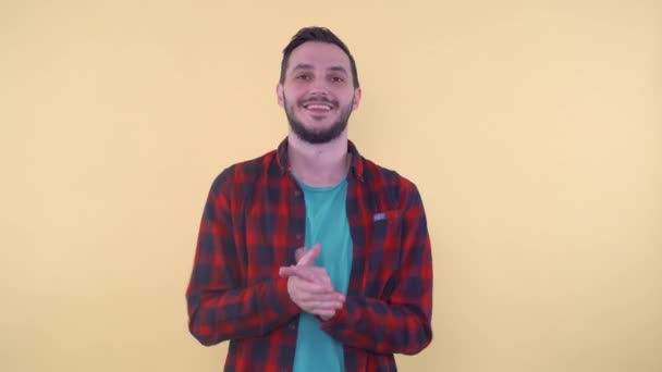 Jonge glimlachende man klappend zeggen en hoofd op en neer bewegen — Stockvideo