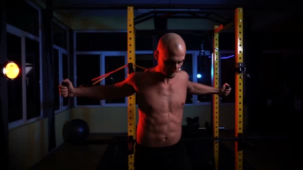 Vorderansicht der muskulösen, hemdlosen männlichen Bodybuilder-Trainingskiste im Fitnessstudio in dunkler Atmosphäre — Stockvideo