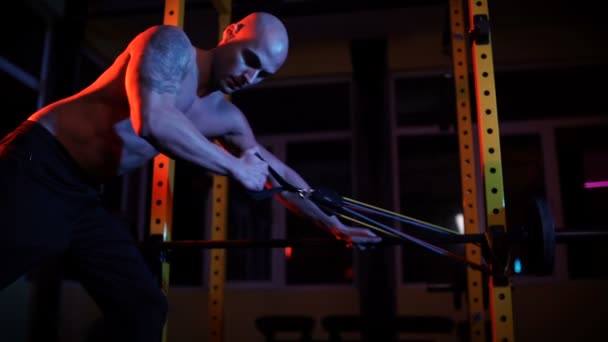 Hombre haciendo abdominales, entrenamiento de hombro usando bandas de resistencia en el gimnasio — Vídeo de stock