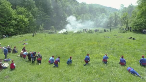 Pohled na vojáky bojující v rekonstrukci ruské turecké války v Bulharsku — Stock video