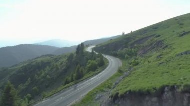Yaz trafiğinin dağ geçidinde hava görüntüsü, araçlar yolda.