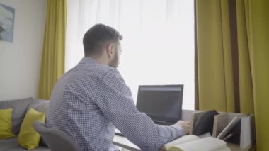 Çevrimiçi izleme grafiklerine bakan borsa simsarı