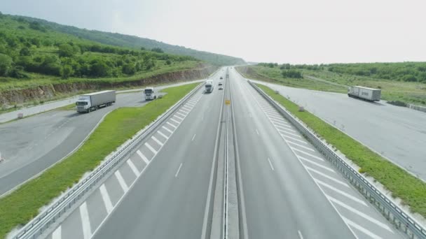 Légi drón kilátás az autópálya forgalom és a vályúk a pull out pihenőhely nyáron — Stock videók
