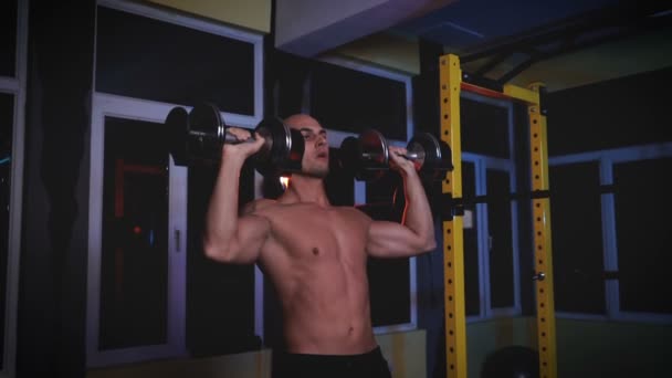 Entrenamiento de musculación masculino atleta con pesas pesadas o pesas pesadas en un club deportivo o gimnasio. — Vídeo de stock