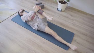 Rüzgâr Rahatlatan Yoga Pozu 'ndaki zinde adam evde