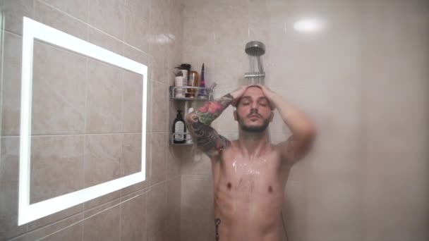 Όμορφος καυκάσιος άνδρας που κάνει ντους στο μοντέρνο μπάνιο — Αρχείο Βίντεο