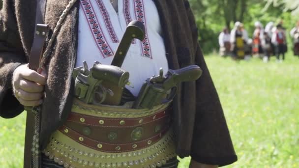 Sluiten van militaire munitie van soldaten tijdens de Russisch-Turkse Oorlog Historisch Reenactment — Stockvideo