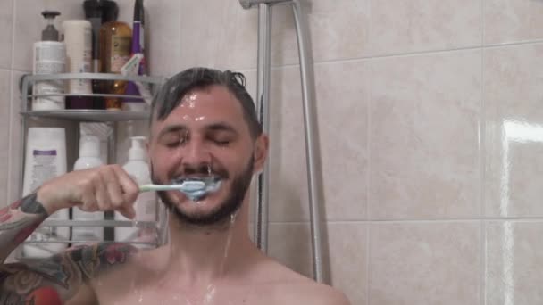 Primer plano del hombre guapo duchándose y cepillándose los dientes — Vídeos de Stock